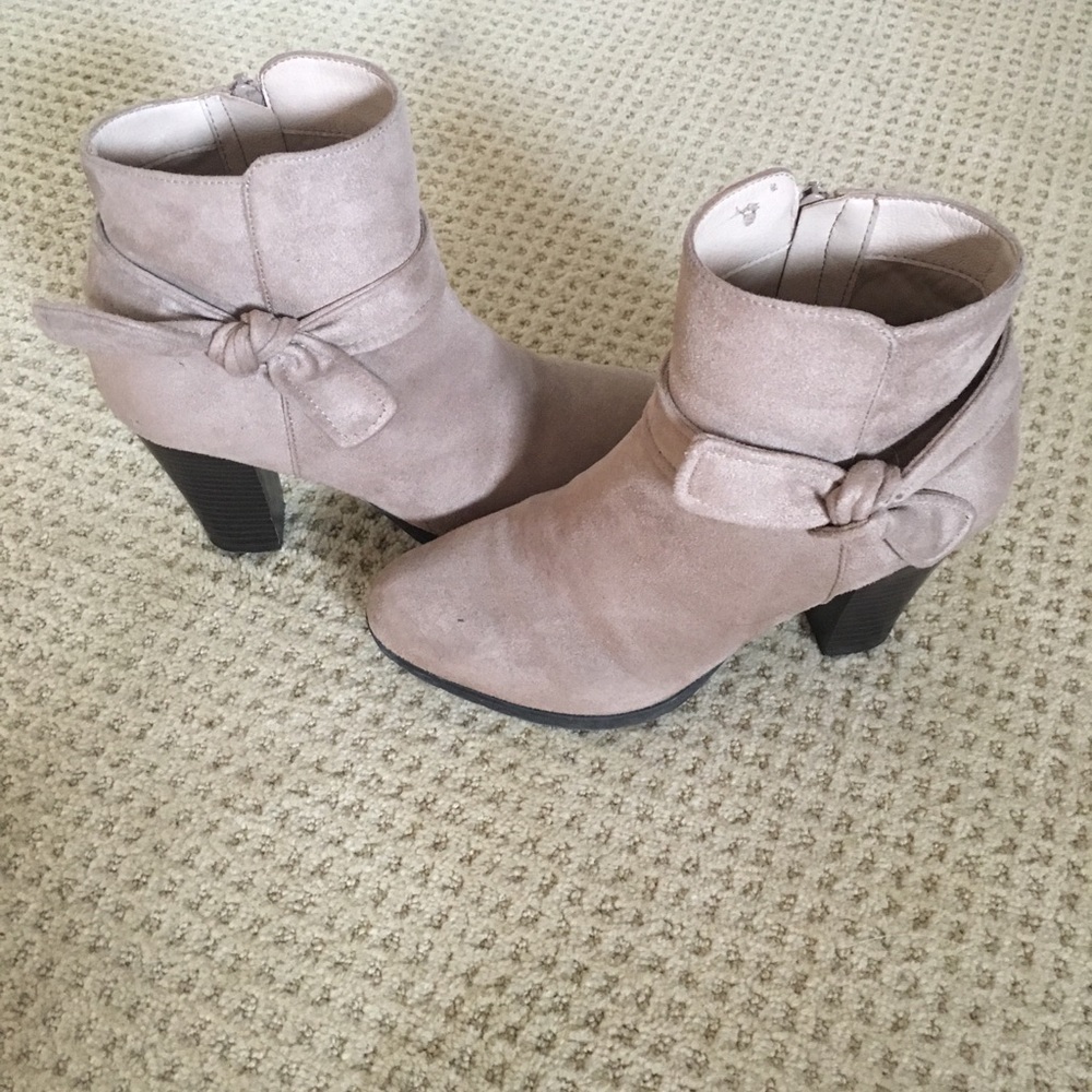 Like new ankle boots with bow
